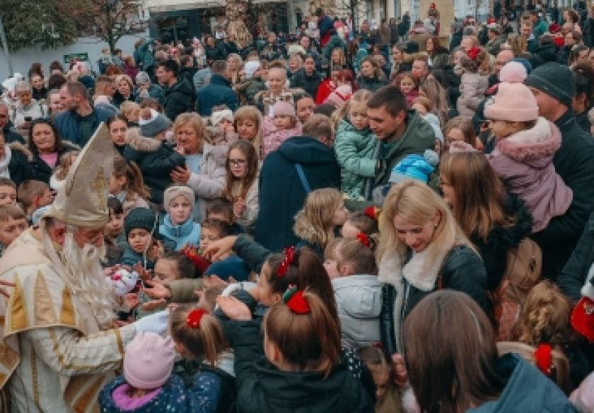 Mali i malo veći Požežani veselo dočekali svetog Nikolu na Trgu svete Terezije Avilske a dodijelili i nagrade za najbolje pismo svetom Nikoli