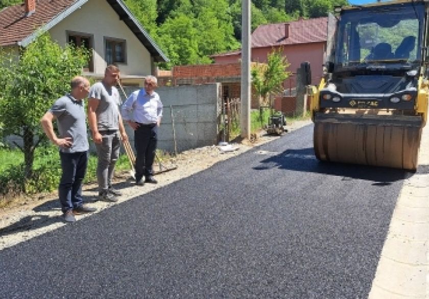 Novi asfalt u vidovačkim Ulicama Stjepana Ferića i Ivana Cimermana - obnavlja se i asfaltira oko 800 metara prometnice