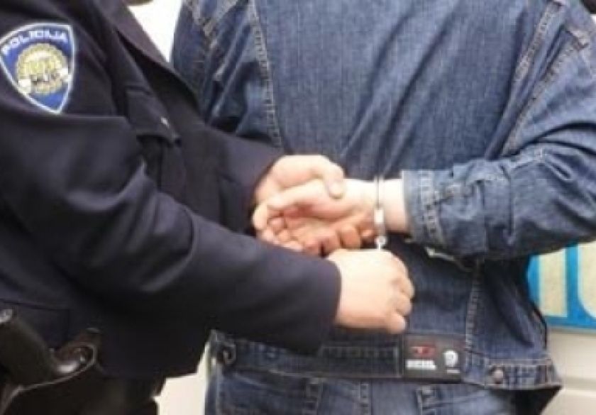 Bez vozačke i kacige 18-godišnjak vozio dvoje djece na neregistriranom mopedu - vrijeđao policijske službenike pa je uhićen