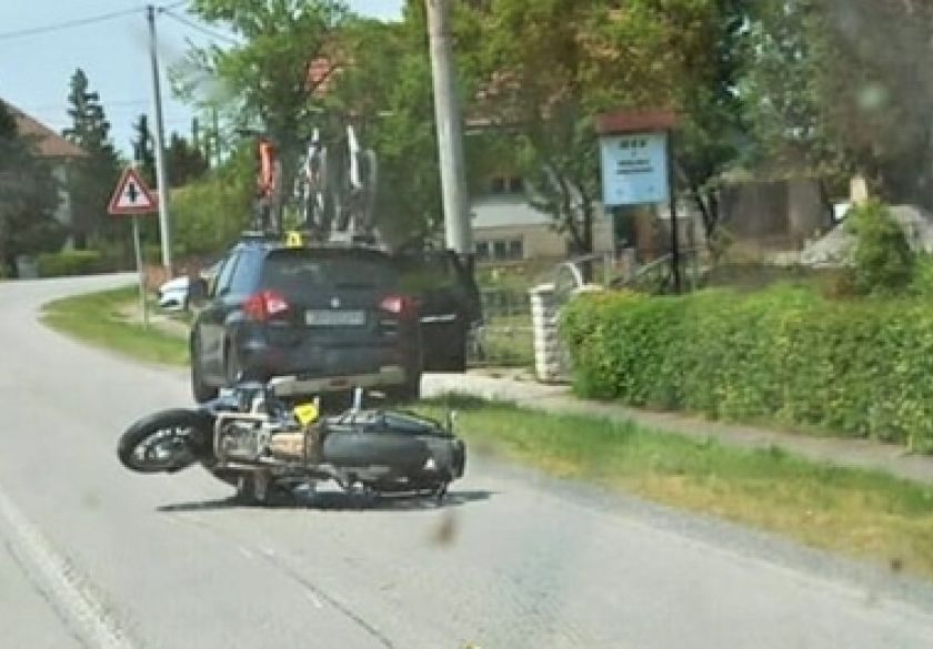 Tri prometne nesreće a u ovoj u Jakšiću 70-godišnji vozač nije propustio 23-godišnjeg motociklistu koji je u udaru ozlijeđen