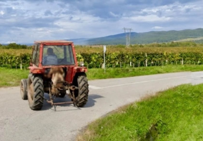 Vozio traktor bez registarskih oznaka, s 2,14 promila i poništenom vozačkom