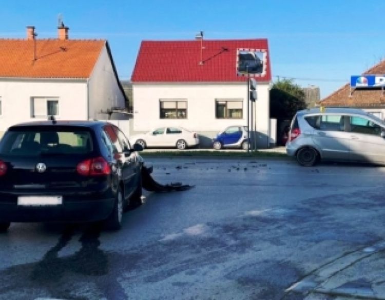 Dogodile su se 2 prometne nesreće a u onoj u raskrižju u Požegi 47-godišnji vozač prešao u suprotnu traku i udario u auto 62-godišnjaka