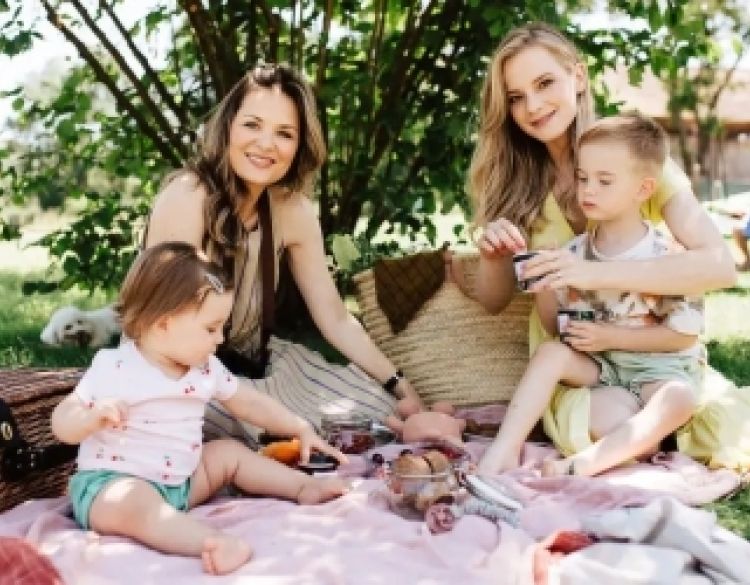 Kako uključiti bebu u uskrsni ručak (bez kuhanja posebnih obroka)