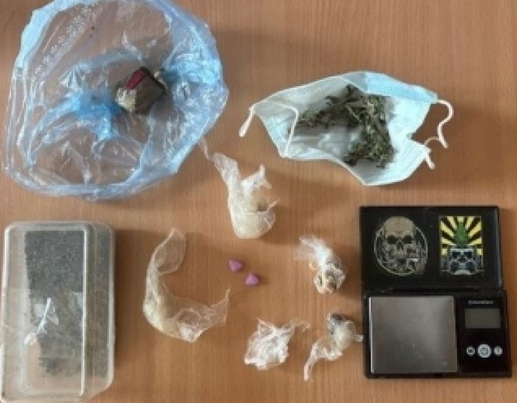 U pretrazi kuće u Jakšiću kod 30-godišnjaka pronađena digitalna vaga, amfetamin, speed, MDMA, cannabis marihuana te gljive