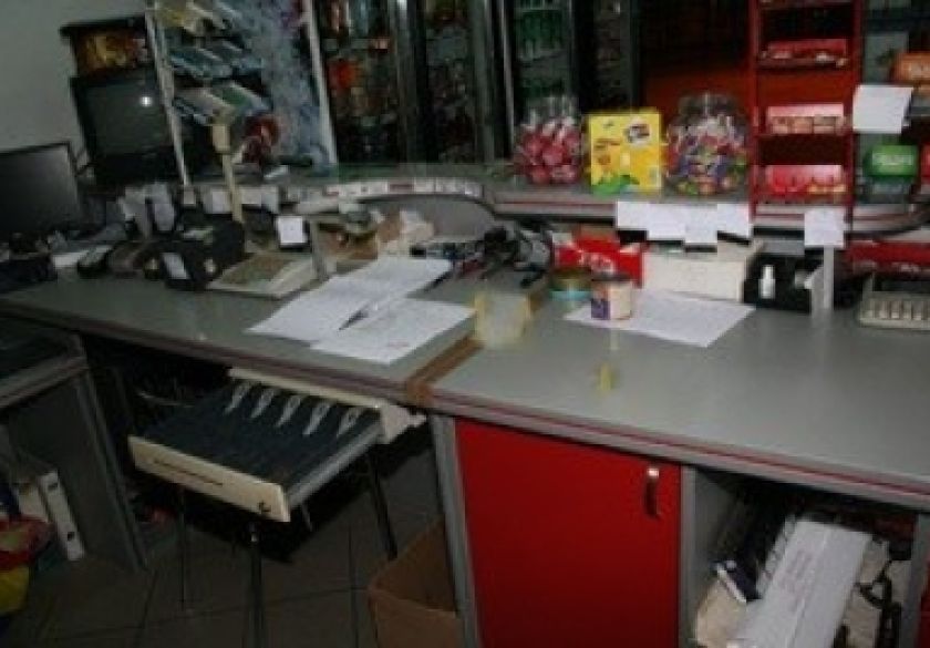 Nepoznati počinitelj tijekom vikenda provalio u tri objekta - dvije prodavaonice i jedan ugostiteljski objekt a otuđen novac, cigarete i drugi predmeti