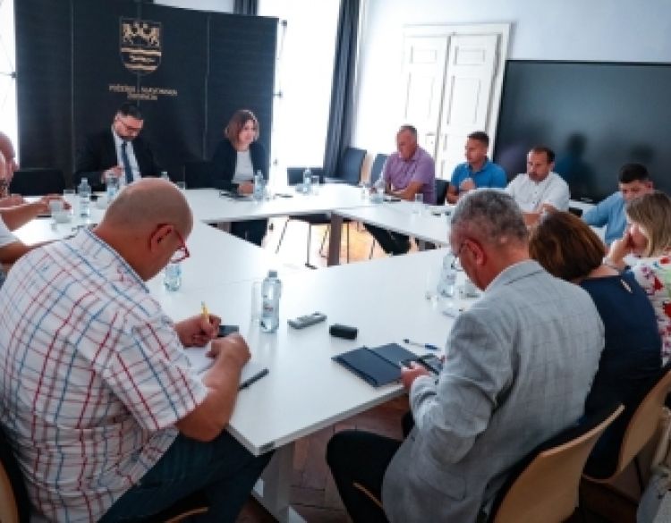 Škola plivanja, ljetovanje, paketići za prvašiće i stipendije - Županija, gradovi i općine nastavljaju zajedničke projekte