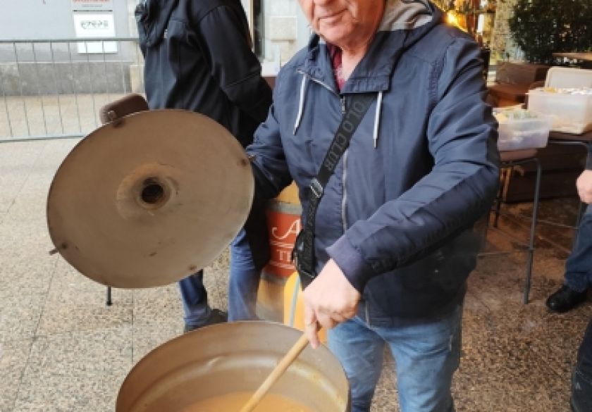 Grupa gastro novinara čiji je član i Kronika požeško-slavonska kuhala humanitarnu maškaranu maneštru za Azil za životinje Viškovo u Rijeci na karnevalu