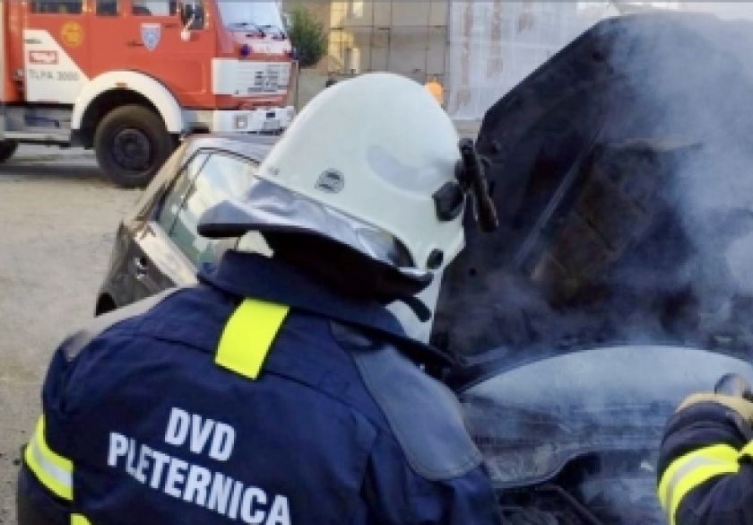 Zapalio se automobil, gašenje u tijeku