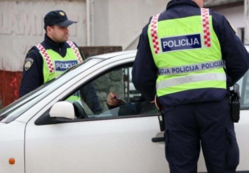 Vozio bez vozačke, pijan i pod utjecajem droga