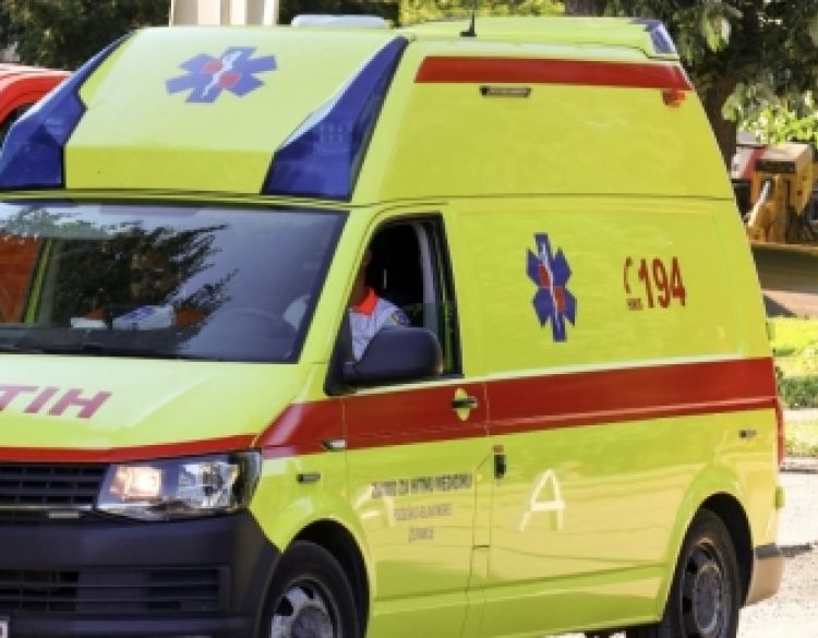 Prometna nesreća kod Eminovaca: Automobil sletio s ceste, jedna osoba ozlijeđena