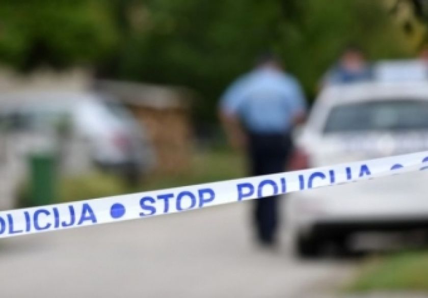 55-godišnjak s automobilom uslijed neprilagođene brzine sletio i udario u drveni stup