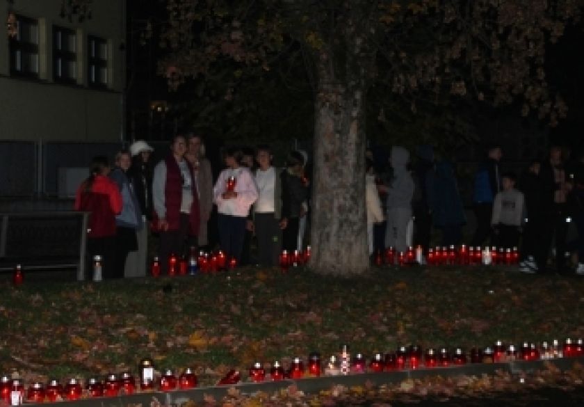 Na brojnim mjestima u gradu Požegi zapaljeni lampioni, a najviše ih svijetli u Vukovarskoj ulici