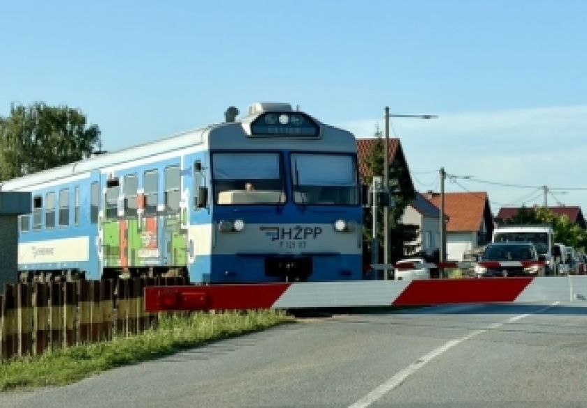 Vozilom prošao ispod polubranika koji se spuštao, nakon udara napustio mjesto događaja