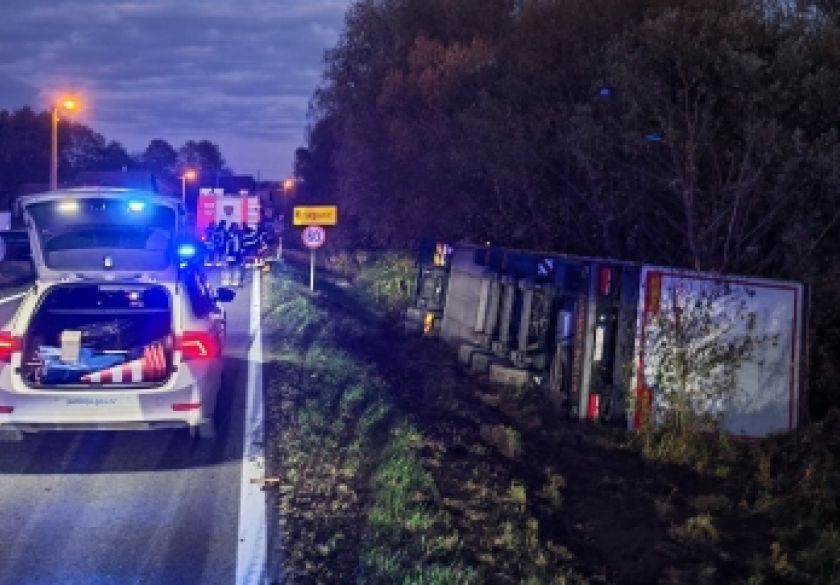 45-godišnjak uz alkohol do 2,37 promila vozio kamion s prikolicom - sletio s kolnika i prevrnuo ga na desnu bočnu stranu