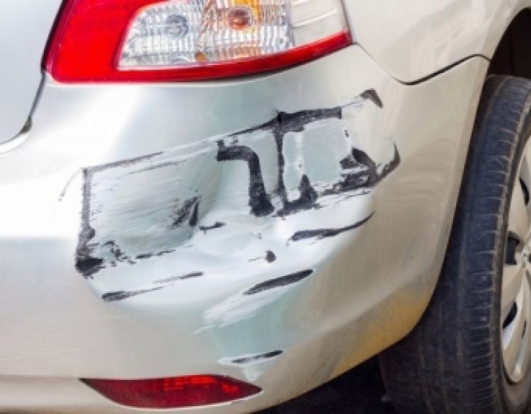 U požeškoj Vukovarskoj ulici 27-godišnja vozačica skretala ulijevo na parkirališno mjesto ali je udarila u već parkirani automobil