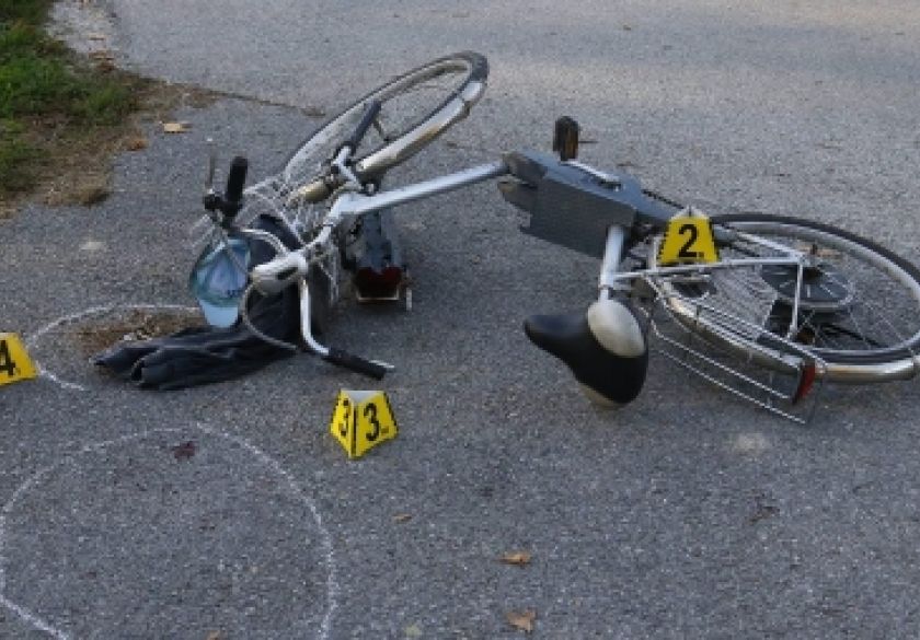 Vozio brzo električni bicikli pa je 60-godišnjak u Dragi sletio s ceste i udario u metalnu ogradu te se teško ozlijedio