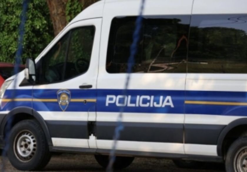 Prilikom čišćenja kuće pronašao kutiju s bombama