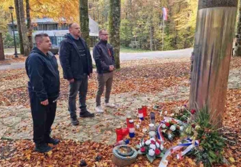 Članovi Alumni FTRR prilikom studijskog putovanja odali i počast prvom poginulom hrvatskom redarstveniku Josipu Joviću