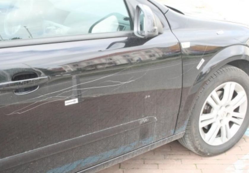 Nepoznati vozač nepoznatog automobila u požeškoj ulici udario u bočnu stranu parkiranog automobila 58-godišnjakinje i pobjegao