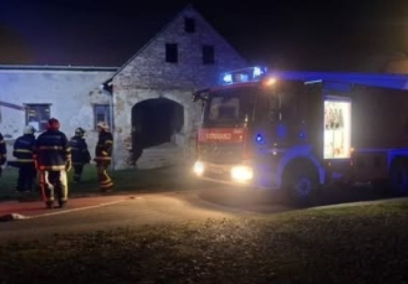 Na zapuštenoj površini kraj požeške Šokačke ulice izbio požar, a požar u Kuriji Kušević u Kuzmici izazvao odbačeni opušak