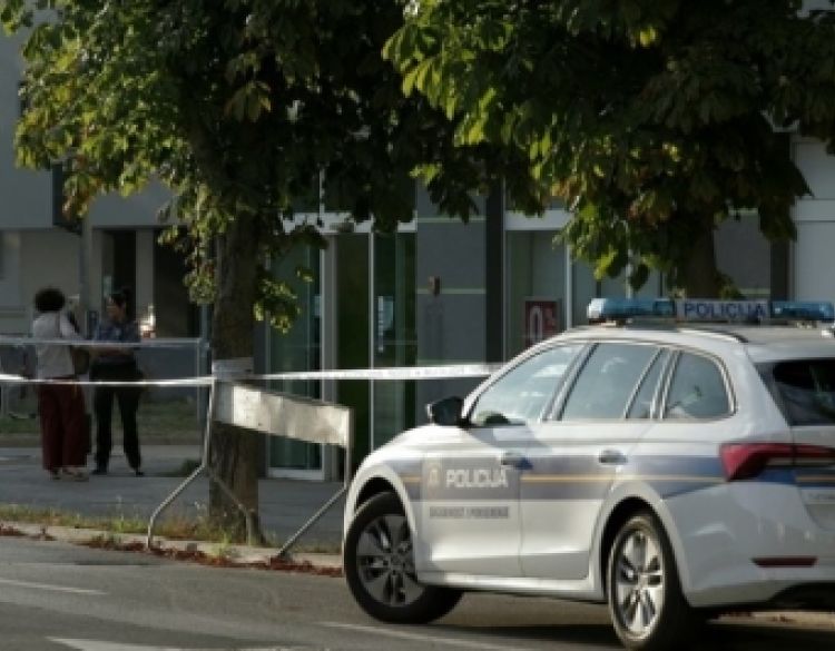 24-godišnji vozač udario prilikom vožnje unazad u parkirani automobili i pobjegao - policija ga uhvatila a imao je i krivotvorenu vozačku dozvolu