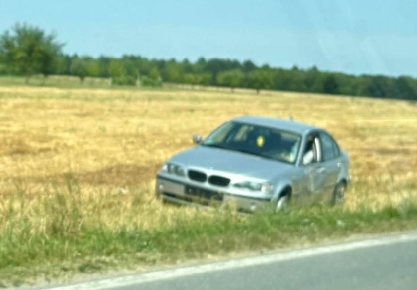 Zbog neprilagođene brzine sletio vozilom s kolnika