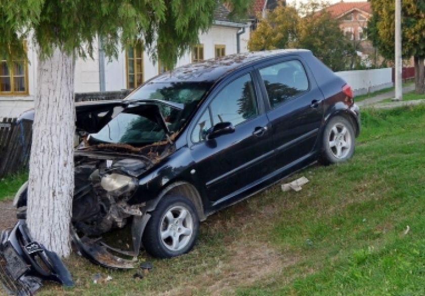 53-godišnjak u Kutjevu vozio s 1,50 promila alkohola i sletio s ceste i udario u stablo - smješten je u policijsku postaju