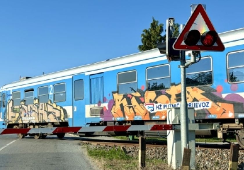U Požegi ignorirao svjetlosna i zvučna upozorenja na pružnom prijelazu, udario u polubranik i otišao
