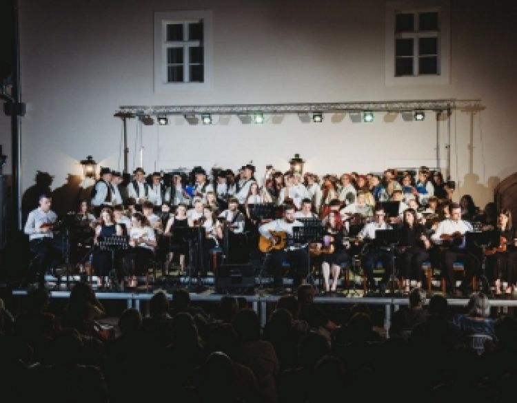 Kutjevački tamburaški orkestar oduševio publiku u atriju Dvorca Kutjevo