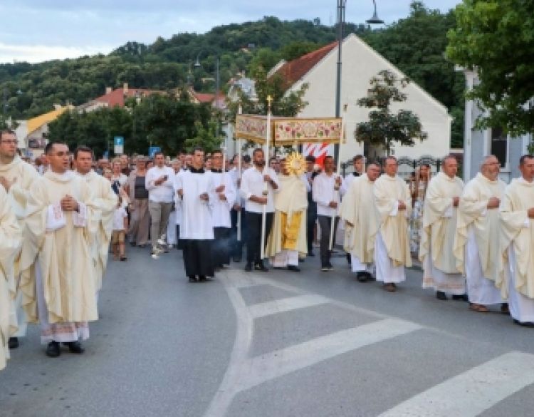 Prigodom 29. obljetnice osnutka Požeške biskupije započelo Trajno euharistijsko klanjanje u Požegi