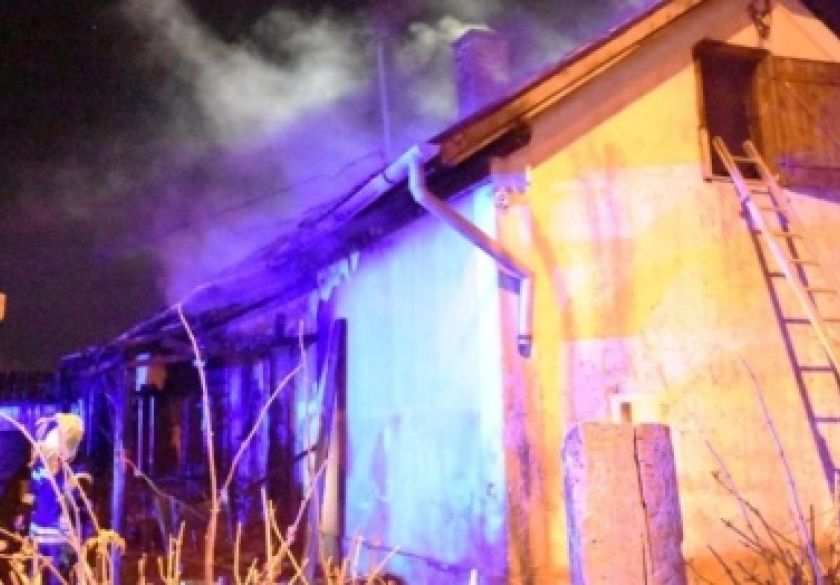 Očevid požara kuće u Požeškim Brđanima utvrdio da je prijenosom topline sa grijača žarulje na kartonsku kutiju izazvana vatra koja se proširila