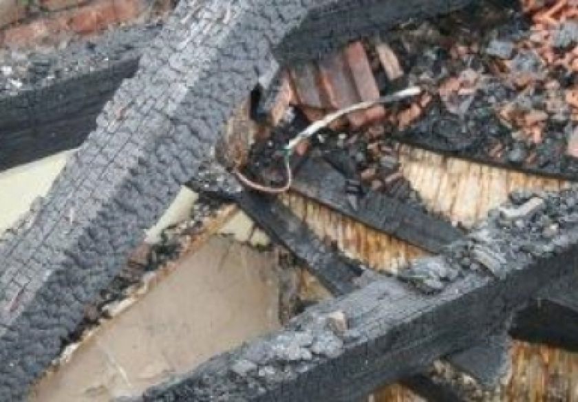 Uzrok požara na krovištu obiteljske kuće u Golom Brdu je zapaljena greda koja djelomično prolazi kroz dimnjak