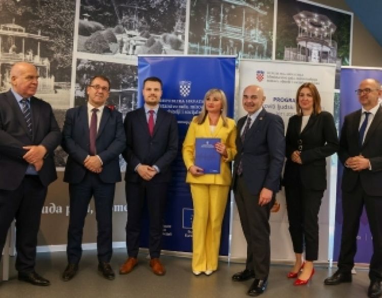 Ministar Ružić u Lipiku uručio 35 ugovora vrijednih 9,5 milijuna eura za 