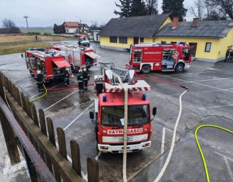 Veliki požar u sali za svatove u Grabarju gasilo nekoliko DVD-a s 25 vatrogasaca - drugi požar u Požegi u metalnom kontejneru otpada