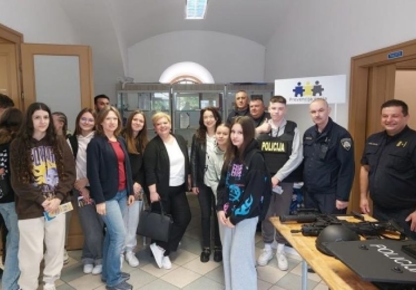 Policijski službenici sudjelovali na „5. Dječjem danu zanimanja“ i srednjoškolcima prezentirali opremu i tehniku policije