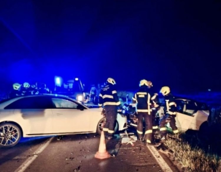 Teška prometna nesreća između Eminovaca i Jakšića: Četiri osobe ozlijeđene, interveniralo 19 vatrogasaca