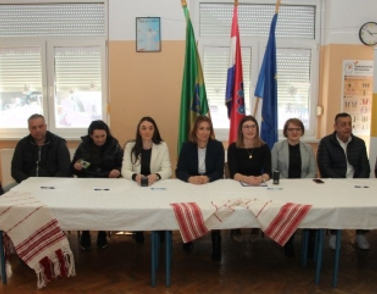 Potpisani ugovori za rekonstrukciju i opremanje Područne škole Gradac koja bi stekla uvjete za cjelodnevnu nastavu u jednoj smjeni