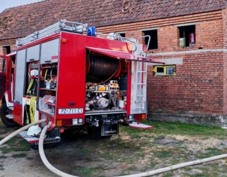 Požar nadstrešnice u Hrnjevcu proširio se na staju, gašenje u tijeku