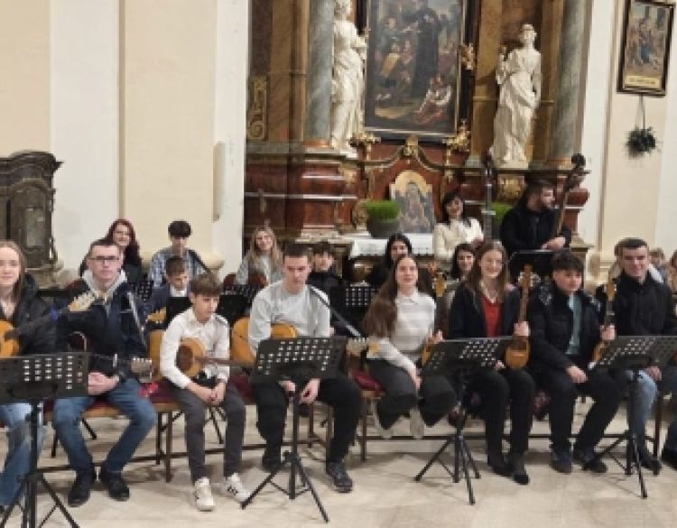 Kutjevački tamburaški orkestar zasvirao na božićnim misnim slavljima