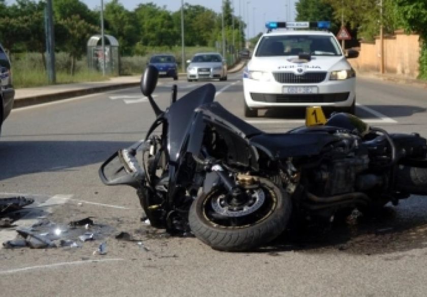 Dvije prometne nesreće a u onoj u požeškoj Osječkoj ulici 16-godišnjak s motociklom udario u zadnji kraj zaustavljenog automobila
