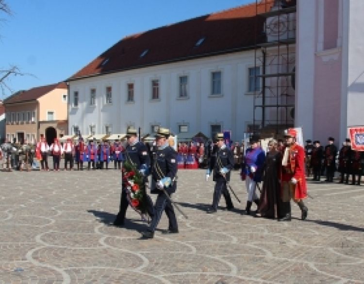 Požežani u rekordnom broju popratili proslavu Grgureva, postrojene povijesne postrojbe i manifestaciju Zeleno & plavo na Trgu sv. Terezije sa štandova obrtničkih komora i koncertom Bebeka
