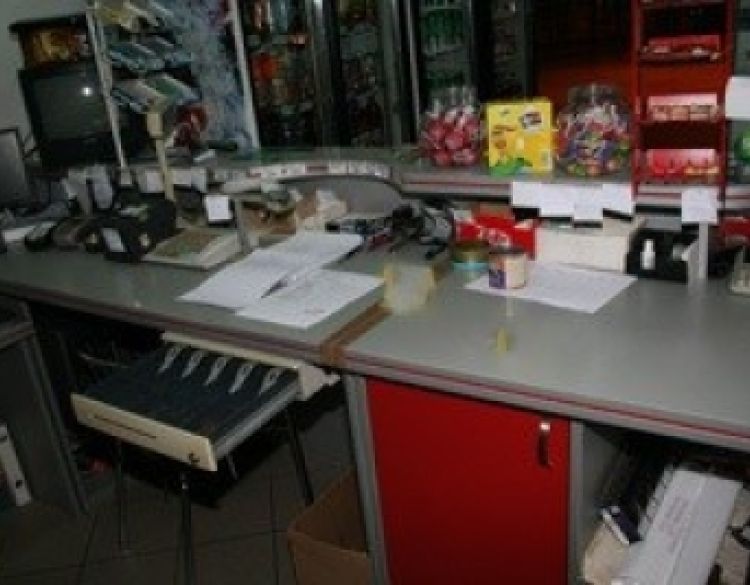 Nepoznati počinitelj tijekom vikenda provalio u tri objekta - dvije prodavaonice i jedan ugostiteljski objekt a otuđen novac, cigarete i drugi predmeti