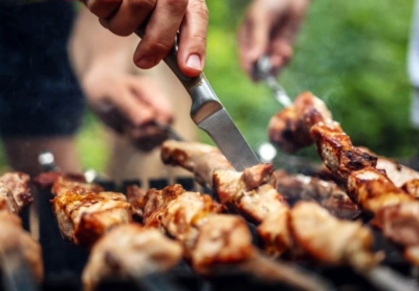 Kako očistiti roštilj? 5 savjeta za savršeno čist roštilj