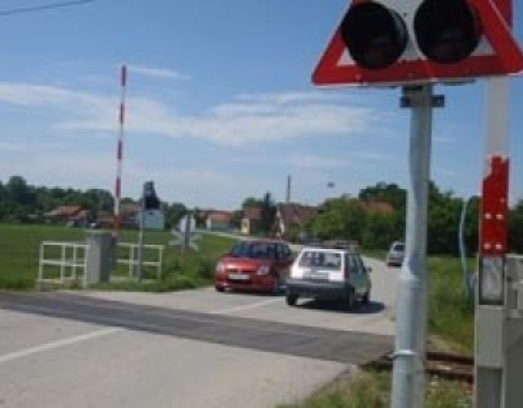 Zabilježena 2 bijega s prometnih nesreća u Donjim Emovcima i Pleternici gdje je vozač udario u polubranik s uključenim svjetlosnim i zvučnim signalima