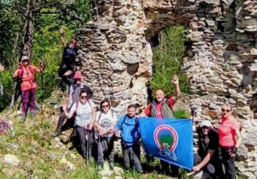 Planinari HPD‐a Sokolovac Požega osvojili srednjovjekovni Kamengrad: Uspon po ljetnim temperaturama i druženje na Novom Zvečevu
