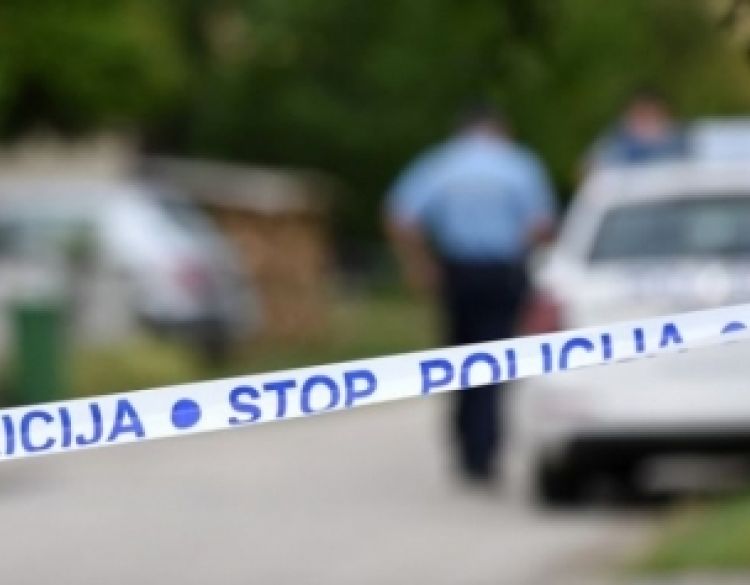 21-godišnji vozač parkirao automobil u Resniku ali ga nije zakočio - vozilo poslije udarilo u metalnu ogradu