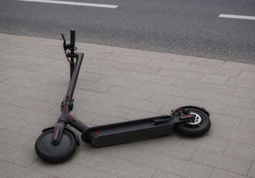 Sudar automobila i električnog romobila u Požegi: Vozač kažnjen na mjestu
