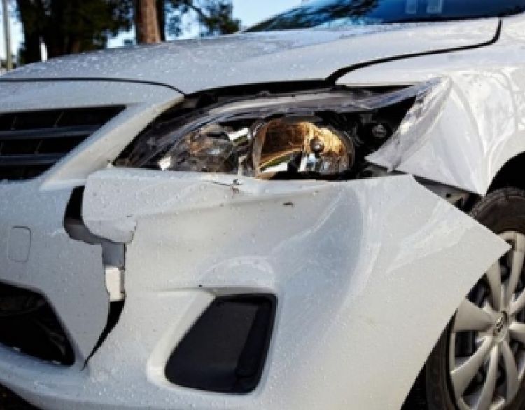 Dvije prometne nesreće a u onoj u Kutjevu 77-godišnjak se pokušao parkirati u desno ali je udario u već parkirani automobil