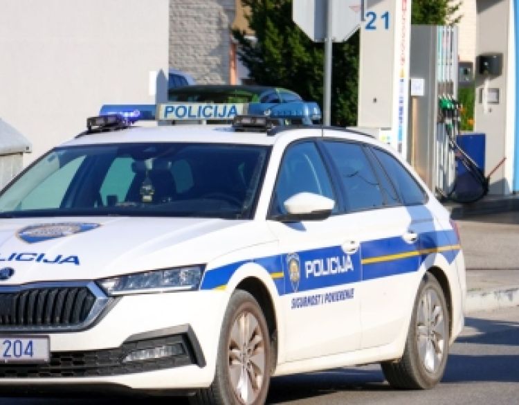 Pri pretjecanju traktora izazvala prometnu nesreću
