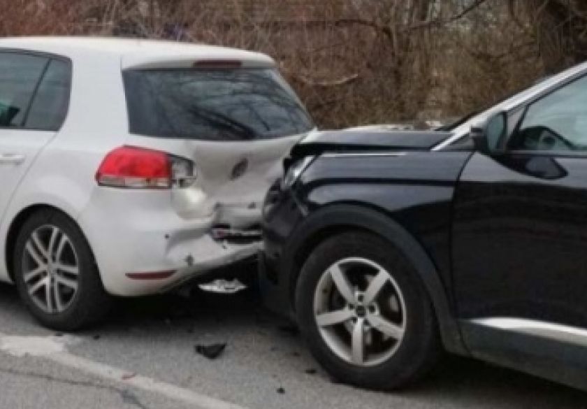 37-godišnja vozačica vozila bez dovoljnog razmaka između vozila pa udarila u vozilo ispred sebe